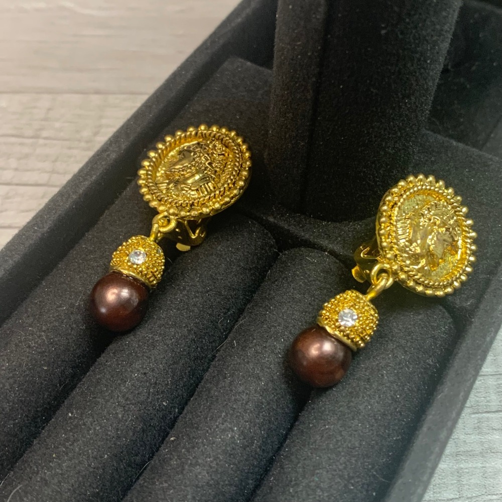 Vtg Gold Tone Coin Medallion Brown Faux Pearl Rhinestone Clip On Earrings 5541